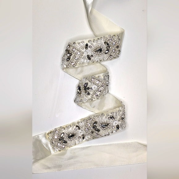 Bride Wedding belt ivory color pearls and silver embellishments - Picture 1 of 3